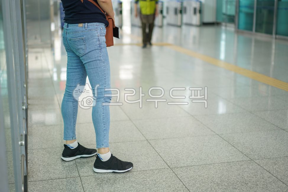 청바지,의류,옷,바지,야외,실외,여자,사람,인간,패션,의상,jeans,clothing,pants,footwear,shoe