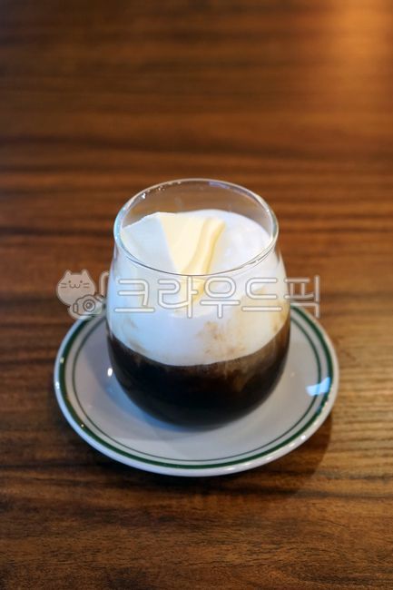 커피,카페,아인슈페너,비엔나커피,크림,음료,음식,food,beverage,cream,coffee,cafe,viennacoffee,원목테이블,나무,wood,아이스크림,woodentable,table,유리컵,컵받침,감성