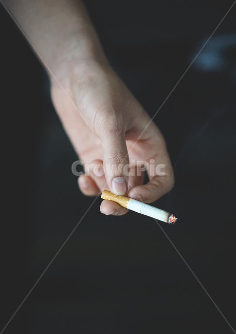 담배,담배꽁초,꽁초,담배연기,손가락,흡연,금연,불씨,니코틴,신체일부,몸,body