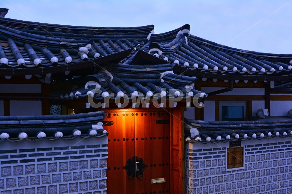 야경,저녁,조명등,북촌,한옥,전통,하우스,기와집,서울,명소,관광지,투어,민속,보존,역사,HISTORY,HOUSE,SEOUL,TOUR,CULTURE,TRADITIONAL,KOREA,한국,가볼만한곳,담장,벽,처마,나무,우드,곡선,한국의미,아름다움,건축,장인,집,주거지,불빛,분위기,한국전통,한국문화,korean traditional,korean culture,건축물,건물외관,exterior,building,structure,architecture,construction