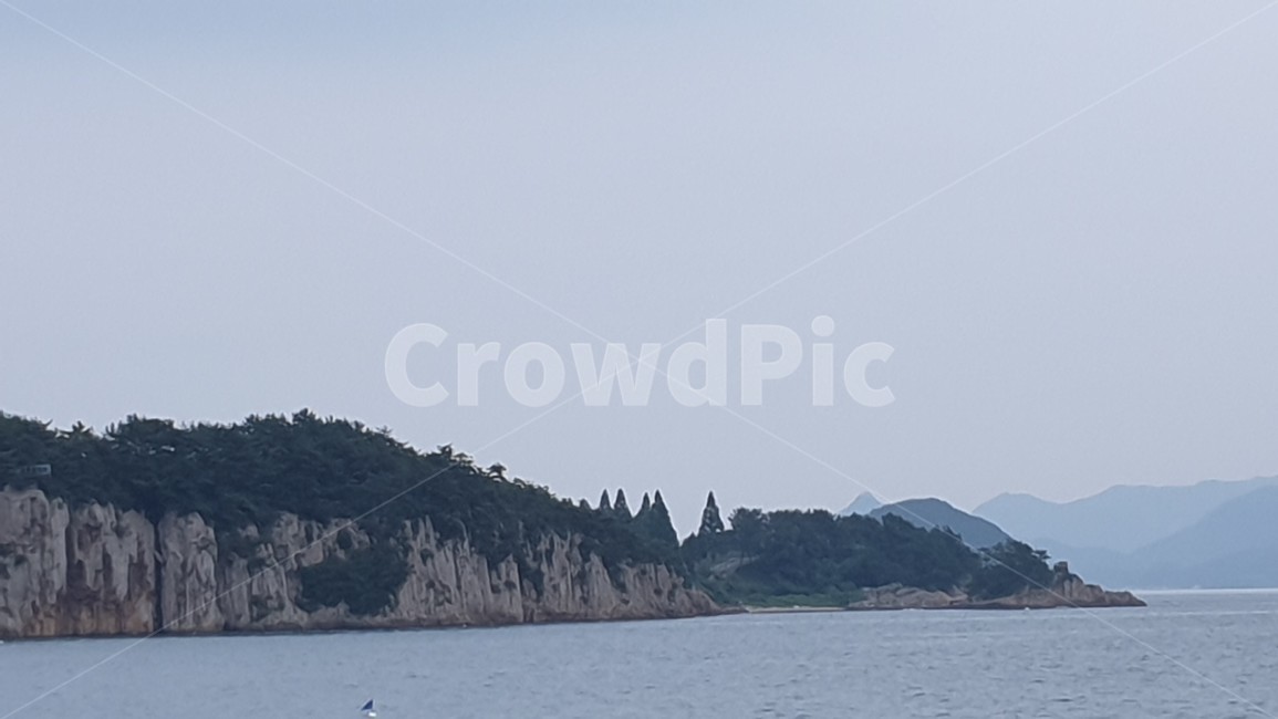 자연,nature,outdoors,옥외,물,water,바다,sea,ocean,대양,연안,coast,고성상족암,상족암,절벽,뾰족한,흐릿한,안개낀