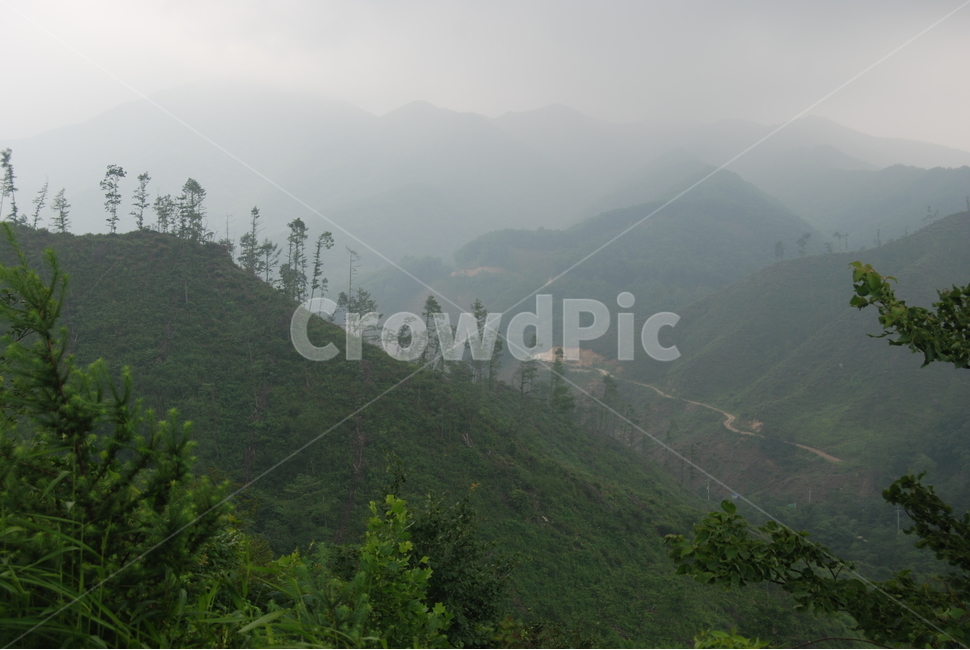 wind noise,Gapyeonggun,beauty,ecosystem,greatness of nature,scenery,trees,mountain climbing,healing,mountain,Sampal Bridge,season,land,Jomurakgol Bokhodong Waterfall,ridge,mysterious mountain,Korea,sky,Jungbong Peak,nature,famous Korean mountain,hiking,hi