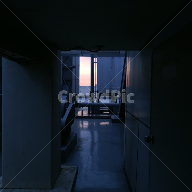 옥상,노을,어둠,어두움,저녁,쓸쓸함,무서움,차가움,철제,하늘,빛,dark,roof,rooftop,외로움,혼란,홀로,그리움,sunset,glow,sky,그림자,blue