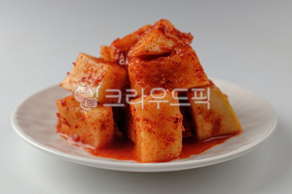 깍두기,무,김치,무김치,채소,야채,채식,양념,한국음식,한국문화,음식,식사,식품,식료품,재료,식재료,음식재료,클로즈업,매콤한,딱딱한,음식,식재료,요리,food,cook,meal,dishes,food reserves