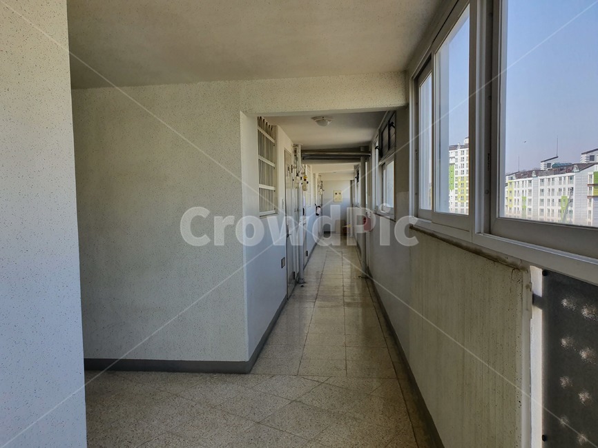 아파트,복도,아파트복도,창문,복도아파트,건축물,건물외관,exterior,building,structure,architecture,construction