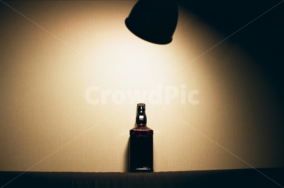 위스키,WHISKEY,술,술병,고독함,BOTTLE,병,술한잔,한병,스포트라이트,리큐어,LIQUEUR,한적한,고독한,밤,야심한밤,바,BAR,칵테일,잭콕,다니엘,술,주류,alcohol,감성,sensible,feeling