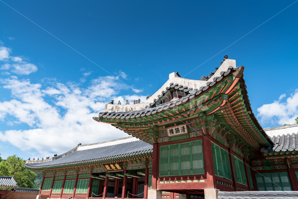 전통,경복궁,고궁,대한민국,서울,한옥,경치,야외,하늘,맑은,파란,구름,흰색,처마,곡선,지붕,기와,목조,목재,목조건물,문화재,조선시대,왕,정치,화려한,색깔,건축,조선,한적한,조용한,엄숙한,역사,한국전통,한국문화,korean traditional,korean culture,랜드마크,landmark,tourist attraction,한국랜드마크,한국관광지,한국명소,korea landmark,korea tourist attraction,건축물,건물외관,exterior,building,structure,architecture,construction