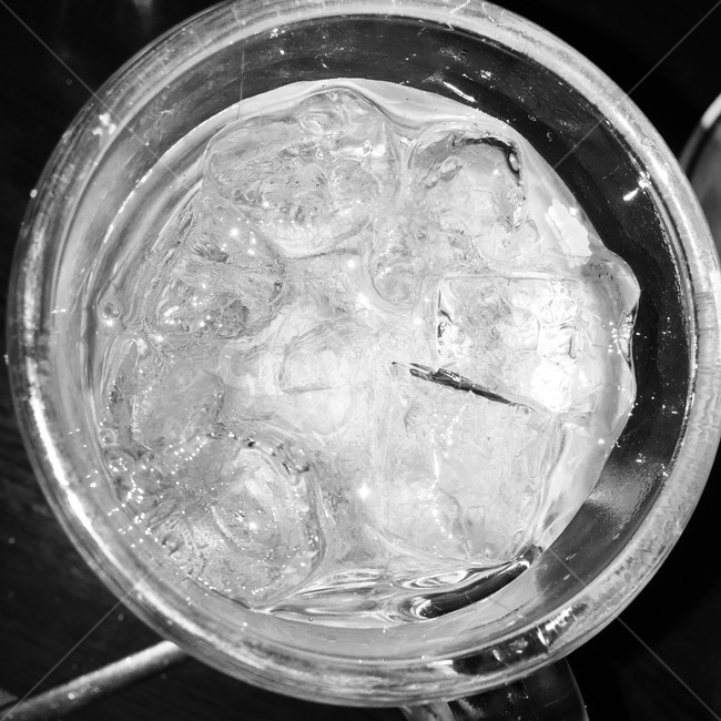 ice,얼음,물,유리잔,흑백,음료수,drink,beverage,흑백,모노톤,monochrome,black and white