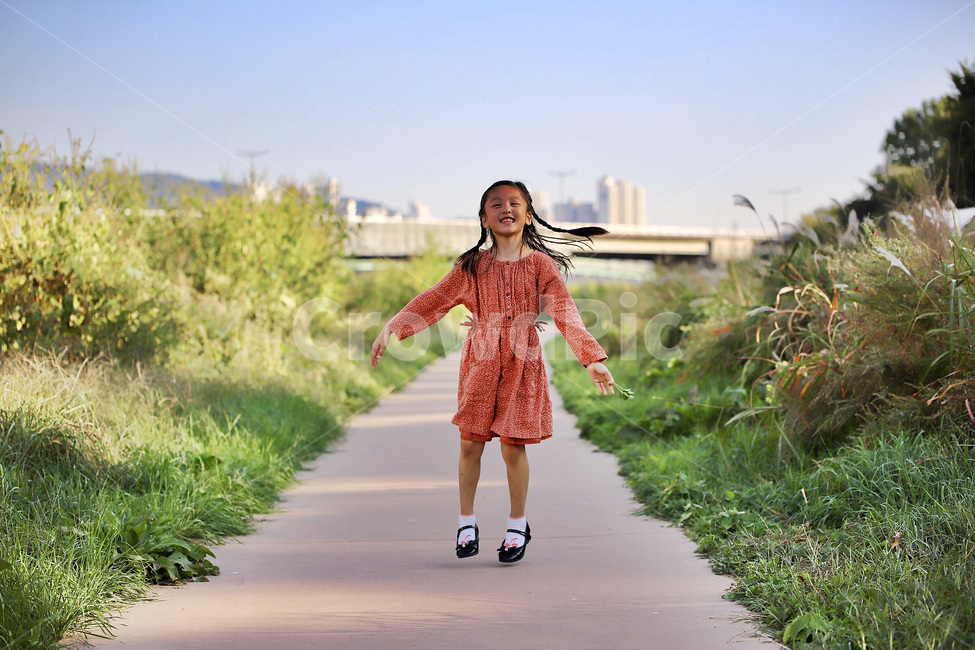 소녀,감성사진,산책길,여름,자연풍경,사람,인물,인간,human,person,어린이,어린아이,child,children,kid,감정표현,기분,feeling,emotion