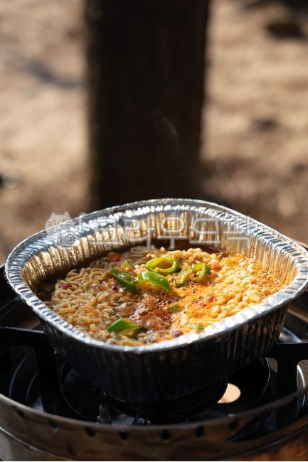 캠핑,캠핑요리,라면,탄수화물,한강라면,야외라면,캠핑라면,알루미늄,1회용품,식재료,음식,요리,면류,면요리,국물,스프,면발,음식,식재료,요리,food,cook,meal,dishes,food reserves,면류,면요리,noodles