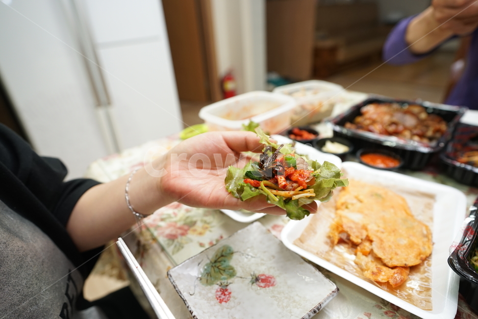 족발,안주,돼지,술안주,안주거리,식사,먹방,음식,푸드,먹거리,배달음식,배달,사람,인물,인간,human,person,신체일부,몸,body,음식,식재료,요리,food,cook,meal,dishes,food reserves,한식,한국음식,한국요리,korean food,korean dishes,korean meal,korean cook