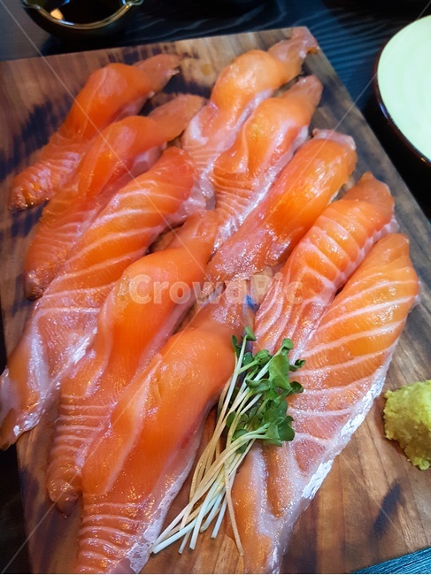 연어,초밥,연어초밥,일식,선홍빛,요리,스시,회,일본요리,일본음식,날것,싱싱한,생것,와사비,씨푸드,식사,한끼