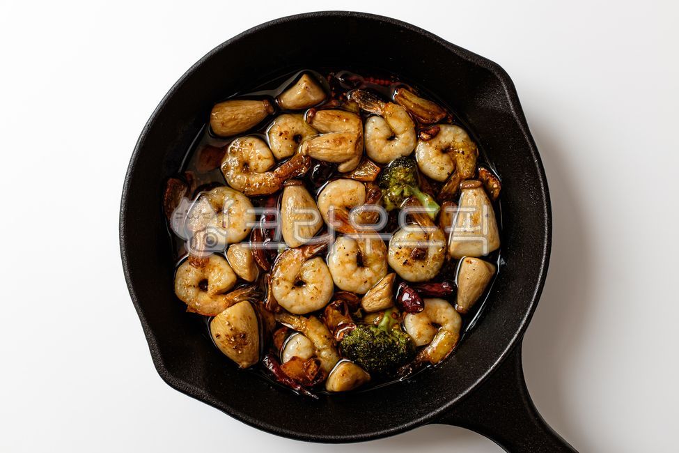 감바스알아히오,감바스,올리브오일,마늘,새우,페페론치노,올리브유,해산물,스페인음식,스페인문화,음식,식사,식품,식료품,재료,식재료,음식재료,클로즈업,담백한,고소한