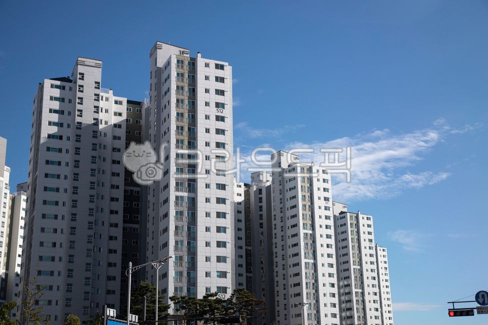 residential area,blue sky,distance,city,street scene,charter,dwelling,industry,house,building,Apartment complex,clear weather,Clear weather,only,sight,cityscape,sunny,high rise building,mansion,sky,clear sky,real estate,city area,blue,background,road name