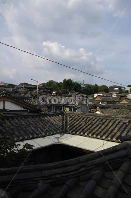 북촌한옥마을,한옥,전통건축,traditional,전통,기와지붕,하늘,서울,북촌,도시,풍경,city,landscape,한국도시풍경,한국도시경관,korea cityscape,한국전통,한국문화,korean traditional,korean culture,roof,지붕,tile roof,기와 지붕