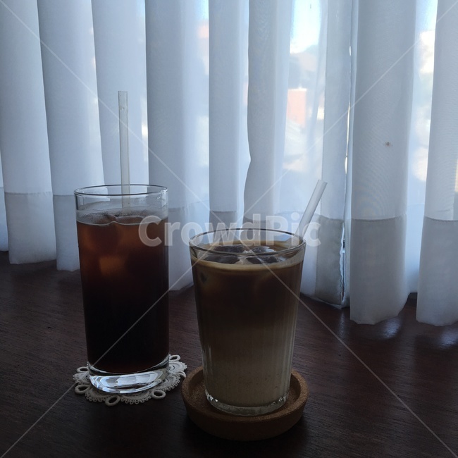 coffee,커피,cafe,iceamericano,cozy,커튼,카페라떼,브라운,brown,white,아이스아메리카노,편안함,안락함,카페,커피,카페,coffee,cafe