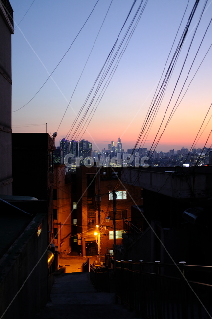 골목길,노을,퇴근길,가로등,해질녁,전깃줄,계단,주택가,저녁,일몰,도심,쓸쓸함,가로등길,퇴근시간,퇴근,도시풍경,석양,서울,풍경,야경,밤,풍경,nightscape,night,landscape,골목길,alley