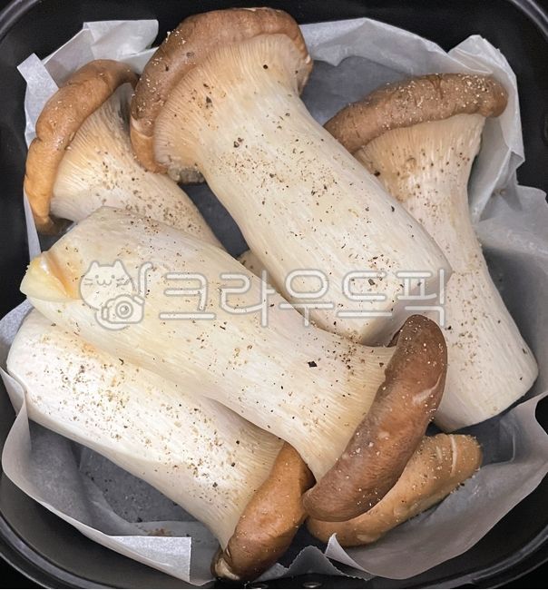 Air fryer recipes,paper foil,Grilled whole pine mushrooms,cook,Grilled king oyster mushrooms,bottom liver,food,meal,Air fryer grilling,King oyster mushroom,Grilled mushrooms,dish,air fryer,ingredients,cooking,mukbang,mushroom,whole king oyster mushroom,ro