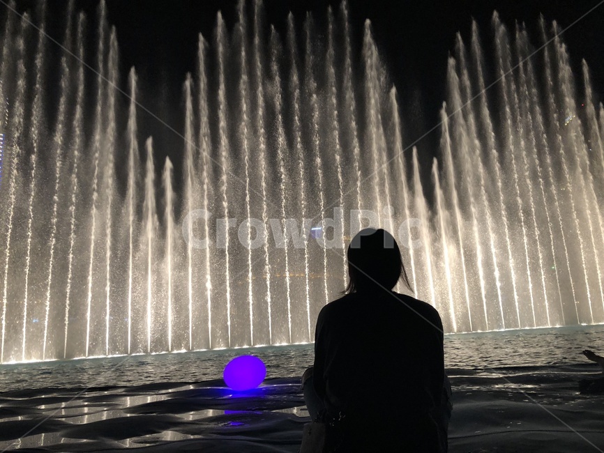흑백,두바이,분수,여자,앉은뒷모습
