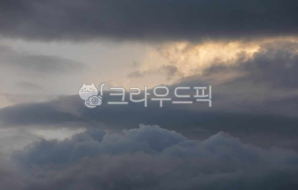 sky,nature,magnificent,sunset light,sun,Orange,cloud,outdoor,orange,sunlight,dark clouds,cumulus,covered,weather,nightfall