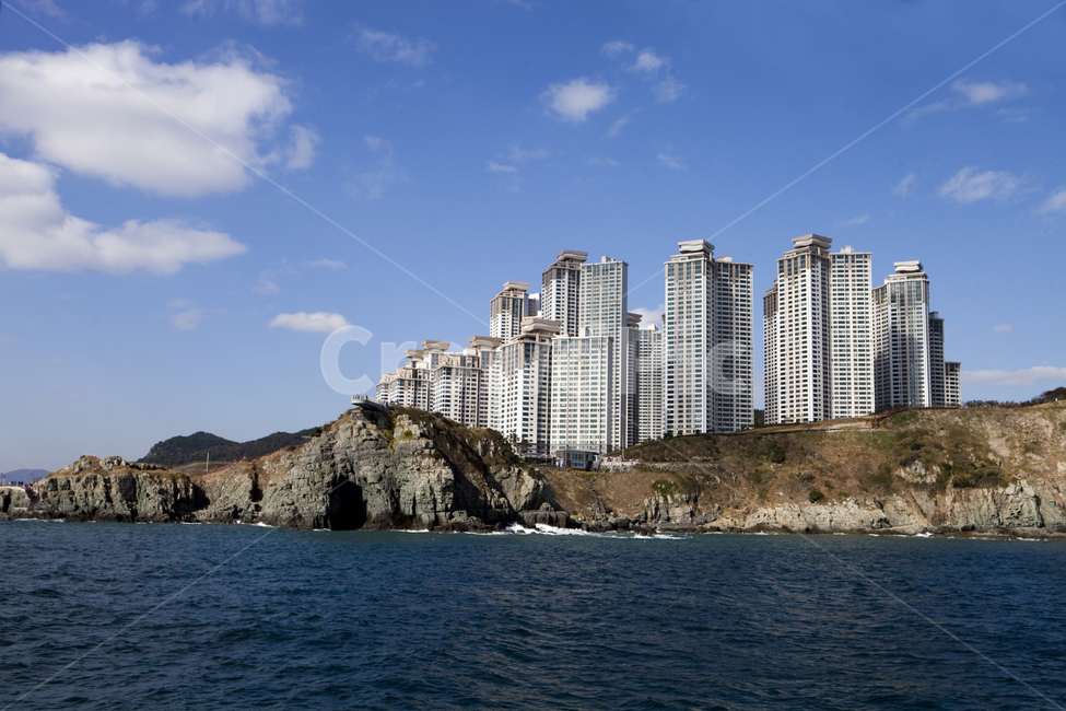 바다,도시,하늘,관광,아파트,도시,풍경,city,landscape,water,물,outdoors,옥외,land,땅,nature,자연,sea,ocean,대양,shoreline,해안선,housing,주택,condo,콘도,building,건물