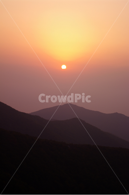 노을,하늘,산,구름,일출,풍경,자연,풍경,nature,landscape,outdoors,옥외,sky,sunset,일몰,dusk,황혼,dawn,새벽,red sky,붉은 하늘