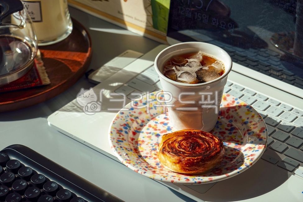 keyboard,bread,cinnamon roll,plate,laptop,sunlight,cinnamonroll,dessert,coffee,desk,work from home,table,iced coffee,workfromhome