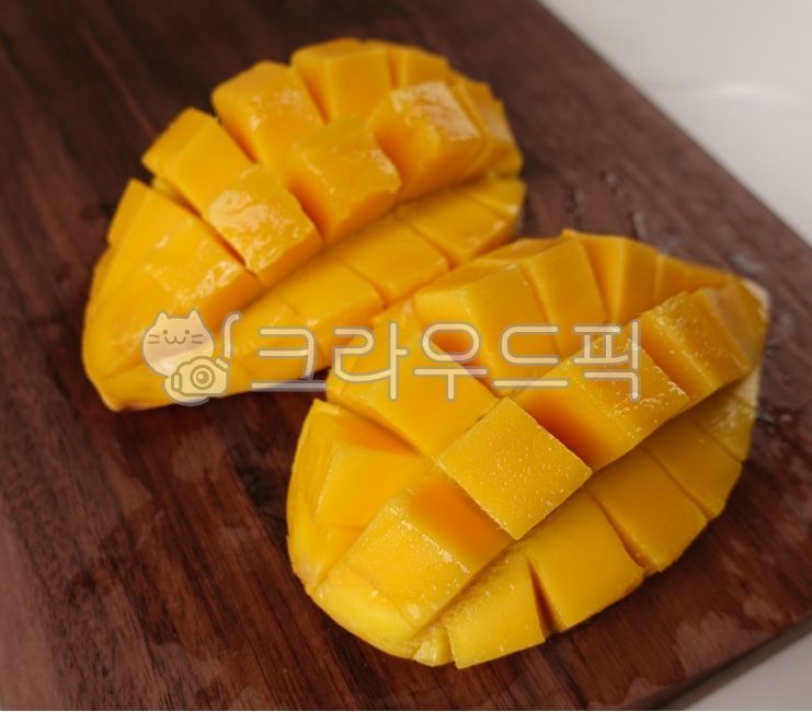 망고,망고단면,망고칼집,망고손질,mango,food,음식,fruit,과일,노란망고,노란색
