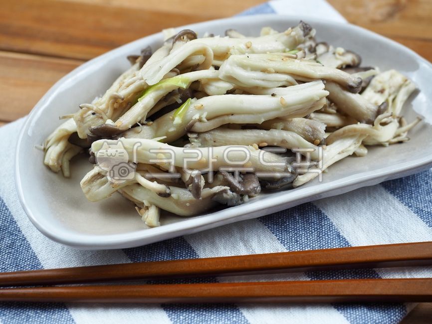 느타리버섯볶음,한식,느타리버섯,반찬,한국음식,점심,요리,저녁식사,음식,버섯,버섯요리,버섯채소볶음,oystermushroom,sidedish,koreanfood,lunch,cooking,dinner,food,mushroom,mushroomcuisine,stirfriedmushroomandvegetables,음식,식재료,요리,food,cook,meal,dishes,food reserves