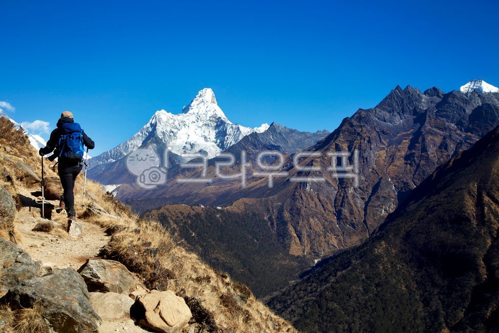 blue sky,mountains,trekking,Himalayas,mountain climbers,scenery,mountain climbing,mountain,men,man,human,hiker,Nepal,hiking,climber,people,blueskies,outdoor,mountaineverest,mountaineer,himalayas,person,snow,backpack,nepal,Mount Everest,humans,landscape
