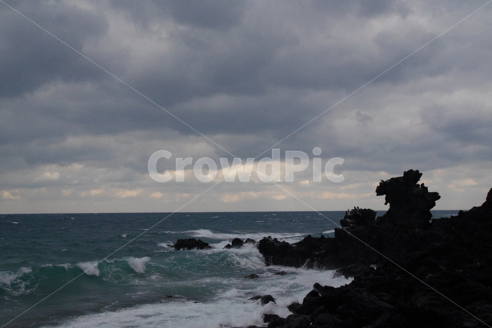 제주도,용머리바위,제주시,수평선,구름낀하늘,파도,자연,풍경,nature,landscape,한국자연풍경,한국자연경관,korea nature landscape,제주도,jeju,jeju island,outdoors,옥외,sea,바다,water,물,ocean,대양,promontory,곶