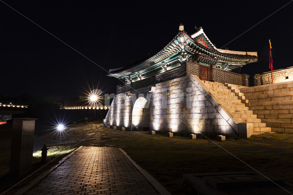night view,Hwaseong Fortress Wall,tourist destination,night,Korean tourist attraction,famous place,Changryongmun Gate,Hwaseong City,building,traditional,Paldalgu,Suwon Hwaseong,Paldalmun Gate,nightscape,UNESCO World Heritage Site,Joseon Dynasty architectu
