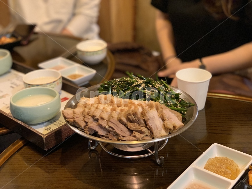 음식,식사,보쌈,돼지고기,food,meal,meat,수육,막걸리,전통주,alcohol,음식,식재료,요리,food,cook,meal,dishes,food reserves,육류,고기,meat,한식,한국음식,한국요리,korean food,korean dishes,korean meal,korean cook