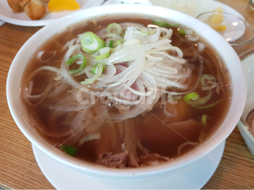 쌀국수,베트남,이색요리,음식,다문화,파,그릇,대접,육수,따뜻한,맛있는,양파,절임,단무지,노란,흰색,고기,국물,먹음직스러운,맛있어보이는,음식,식재료,요리,food,cook,meal,dishes,food reserves,면류,면요리,noodles