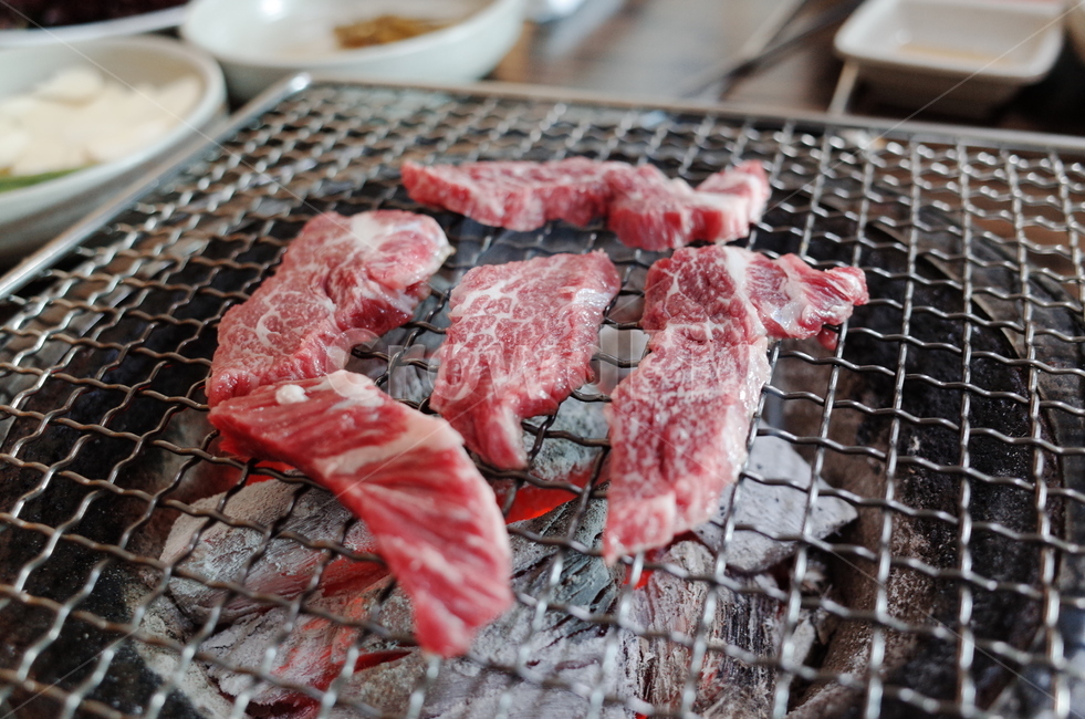 고기,소고기,불판,한우,외식,소고기집,고기요리,굽는고기,구이,food,meal,meat,숯불구이,마블링,dishes,쇠고기,음식,식재료,요리,food,cook,meal,dishes,food reserves,육류,고기,meat