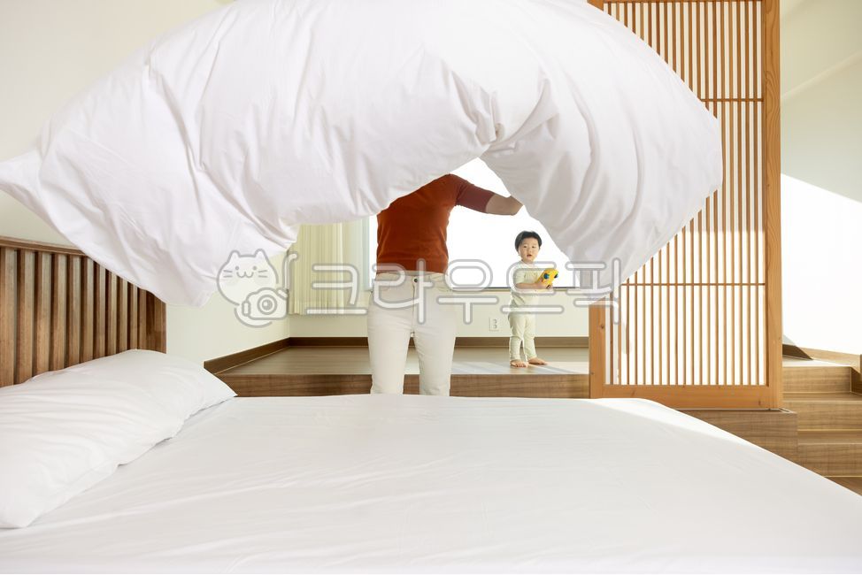 침구정리,이불,정리,침구,육아휴직,털기,침실,안방,창가,아기,유아,육아,엄마,가정,살림,사람,먼지,침대,청소,여자,화이트,방,동양인,한국인,주택,시트,깨끗함,단정함,정돈