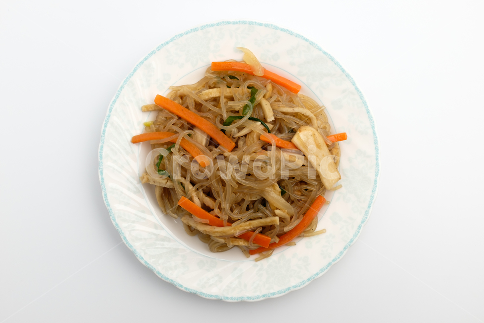 잡채,당면,야채,채소,간장,참기름,볶음,당근,버섯,음식,맛있는,느끼한,간장양념,볶음요리,요리,파,양파,고소한,반찬,면요리,면,갈색,부드러운,짭짤한,국수,한국문화,한국음식,접시,고기,볶은,음식,식재료,요리,food,cook,meal,dishes,food reserves,한식,한국음식,한국요리,korean food,korean dishes,korean meal,korean cook