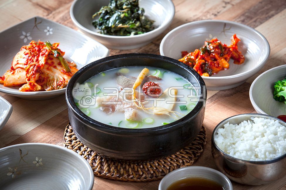 beef,green onion,Korean beef soup,sauce,bamboo stand,bang,wellbeing,healthy food,suji,Wellbeing food,Traditional food,Korean beef bone broth,nutritious food,rejuvenation,jujube,Gukbap,Herbs,bowl stand,health soup,Korean beef,air rice,Korean beef stew,heal