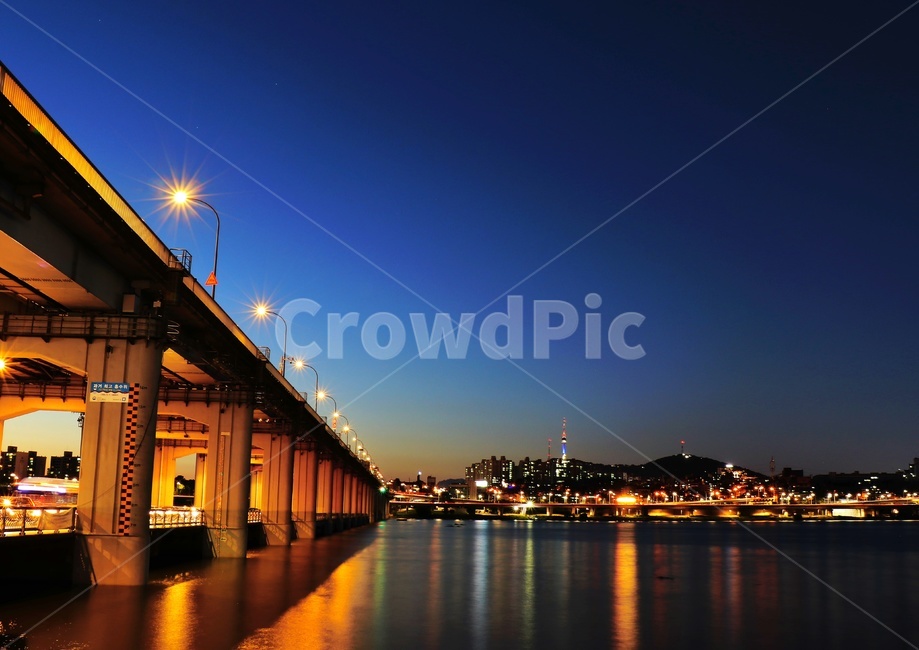 night view,evening time,Seoul night view,Magic hour,Seoul scenery,Han River night view,Some Sevit,Banpo Bridge,Street lamp,Han River,seoul,Seoul attractions,Han River scenery,Seoul Bridge,Seoul night,nightfall