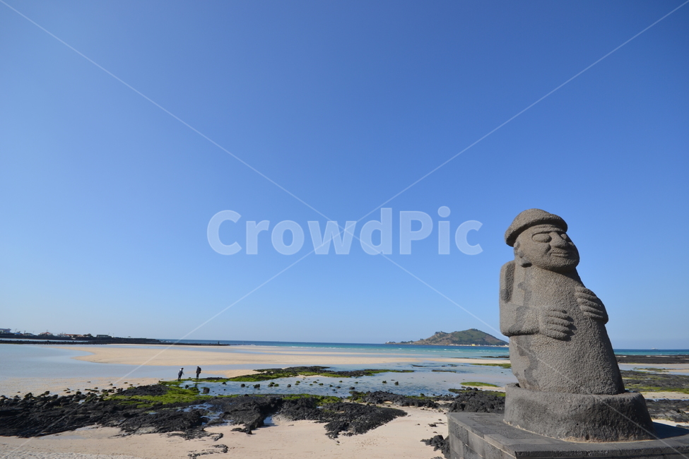 바다,하늘,제주도,돌하르방,자연,풍경,힐링,자연,풍경,nature,landscape,한국자연풍경,한국자연경관,korea nature landscape,해변,바다,beach,sea,제주도,jeju,jeju island,조각상,동상,석상,조형물,statue,bronze statue,stone statue