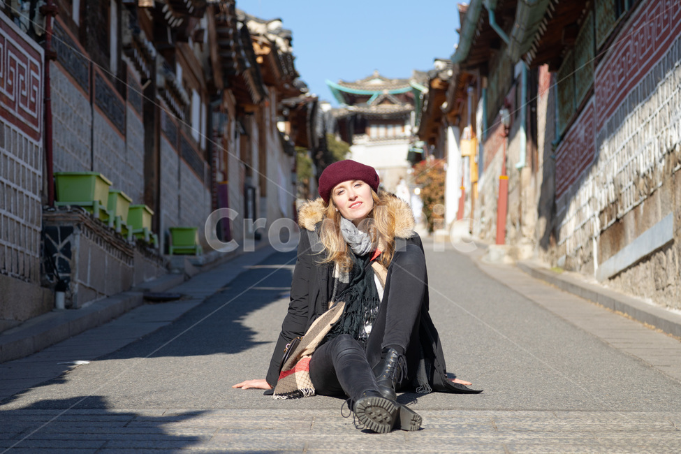 금발,여자,외국인,백인,여행자,여행,의복,의류,패션,모자,hat,traveler,한국전통,건물,apparel,clothing,사람,인물,인간,풍경,한옥마을,북촌,한옥,여성,koreantradition,female,koreanculture,human,blondhair,travel,building,도시,서울,city,seoul,bukchon,white,사람,인물,인간,human,person,여성,여자,woman,female,lady