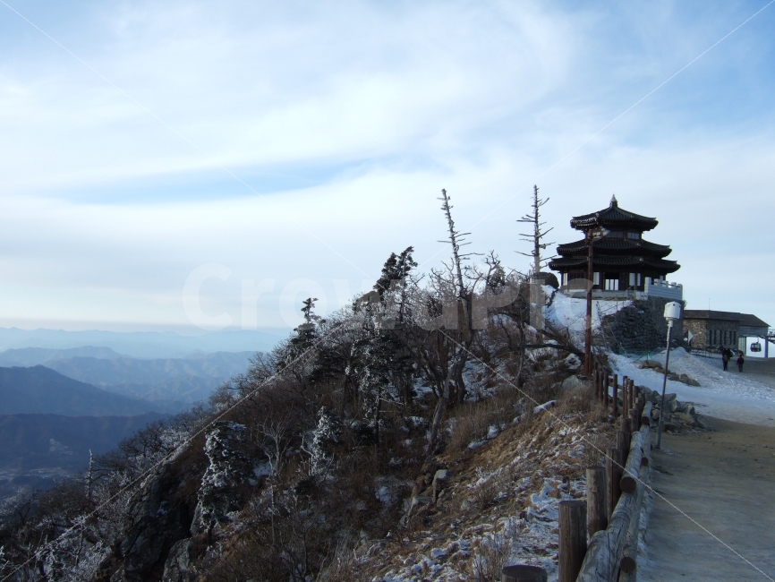 하늘,산꼭데기,눈산,눈,산,정자,절,조용함,가을,계절,fall,autumn,season,자연,풍경,nature,landscape,한국자연풍경,한국자연경관,korea nature landscape,building,건물