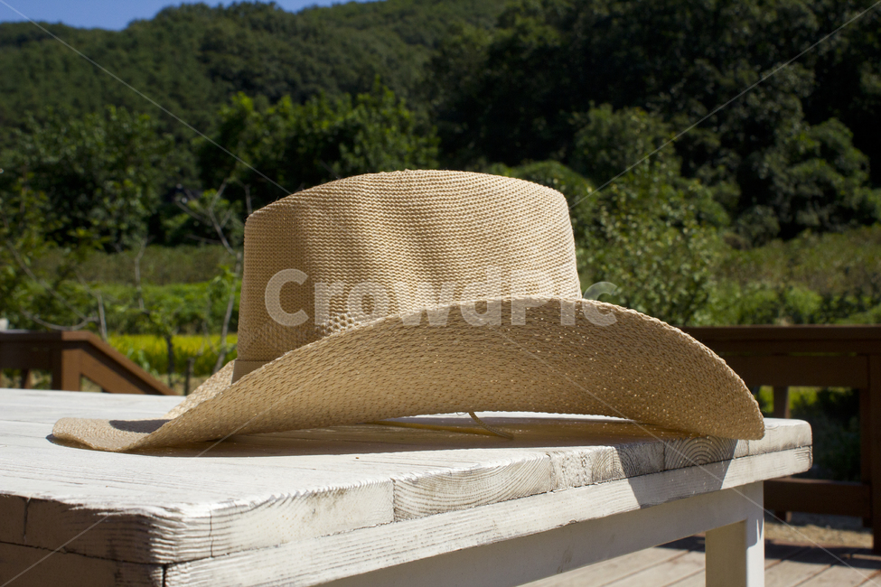 모자,카우보이,남자모자,갈색,브라운,패션,산,녹색,그린,나무테이블,테이블,카우보이모자,남자패션,남성패션,악세사리,베이지