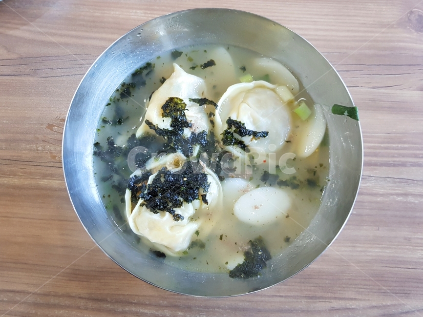 떡국,설날,음식,식재료,김,만두,떡,가래떡,육수,국물,새해,명절,그릇,대접,쇠,나무,목재,테이블,배경,문화,음식,식재료,요리,food,cook,meal,dishes,food reserves,한식,한국음식,한국요리,korean food,korean dishes,korean meal,korean cook