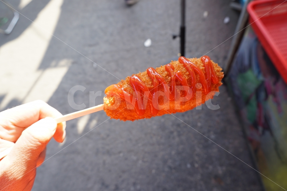 핫도그,핫도그하나,캐찹뿌린핫도그,ketchupwithhotdog,핫도그한개,사람,인물,인간,human,person,디저트,간식,후식,dessert,snack