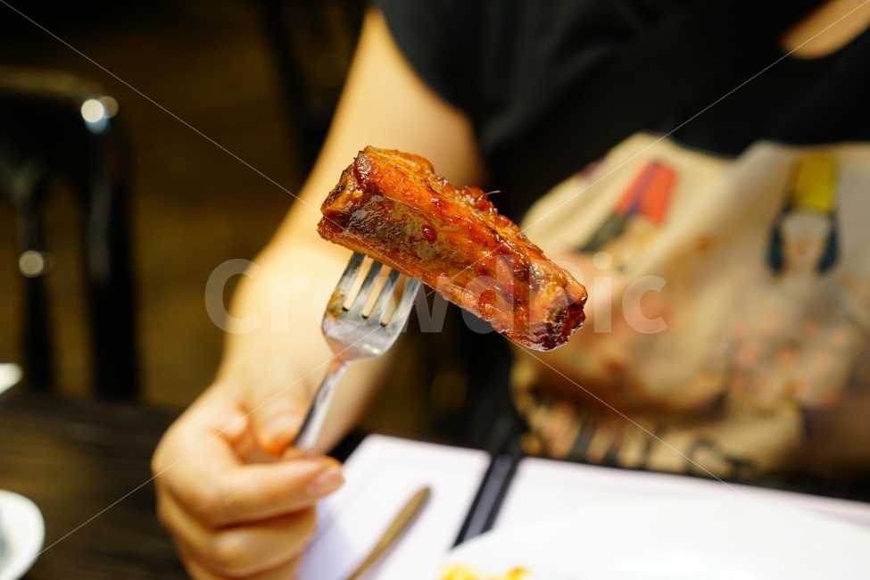 손,먹방,포크,음식,푸드,고기,폭립,양식,행복,외식,식사,데이트,만남,일상,디너,매콤,사람,인물,인간,human,person,음식,식재료,요리,food,cook,meal,dishes,food reserves,육류,고기,meat