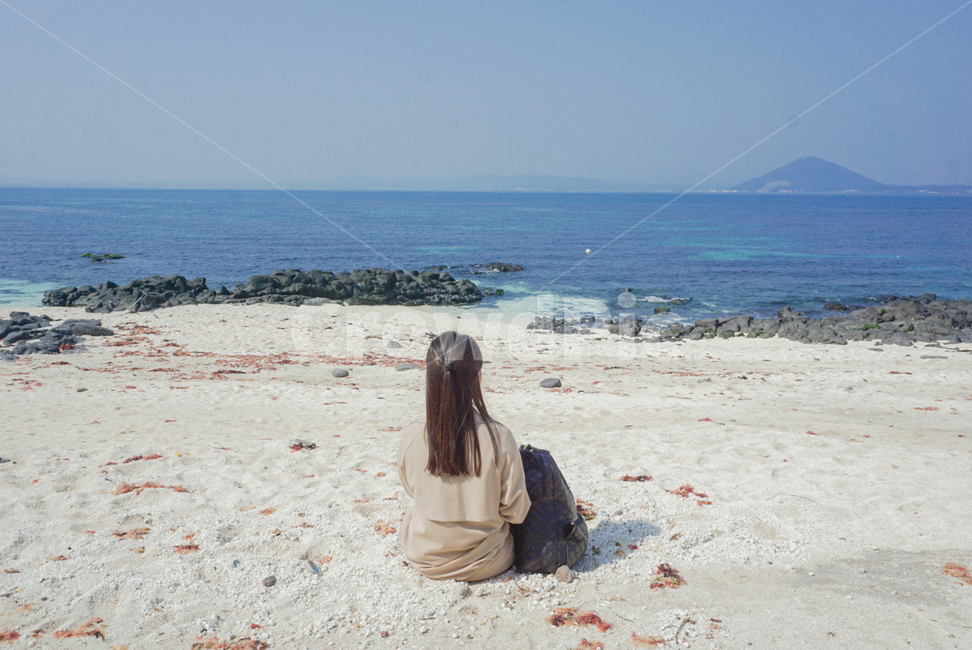 해수욕장,바다,제주도우도,서빈백사,파랑,제주도,jeju,jeju island,사람,인물,인간,human,person,여성,여자,woman,female,lady,여행,휴가,traveling,vacation,trip,water,물,shoreline,해안선,nature,자연,outdoors,옥외,ocean,대양,sea
