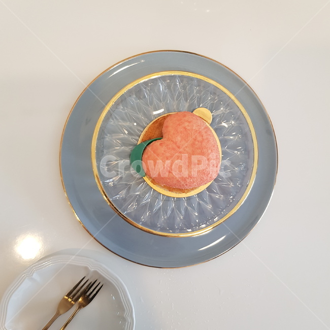복숭아,케이크,접시,플레이팅,베이커리,cafe,cake,peach,테이블,맛있다,데코레이션,후식,감성사진