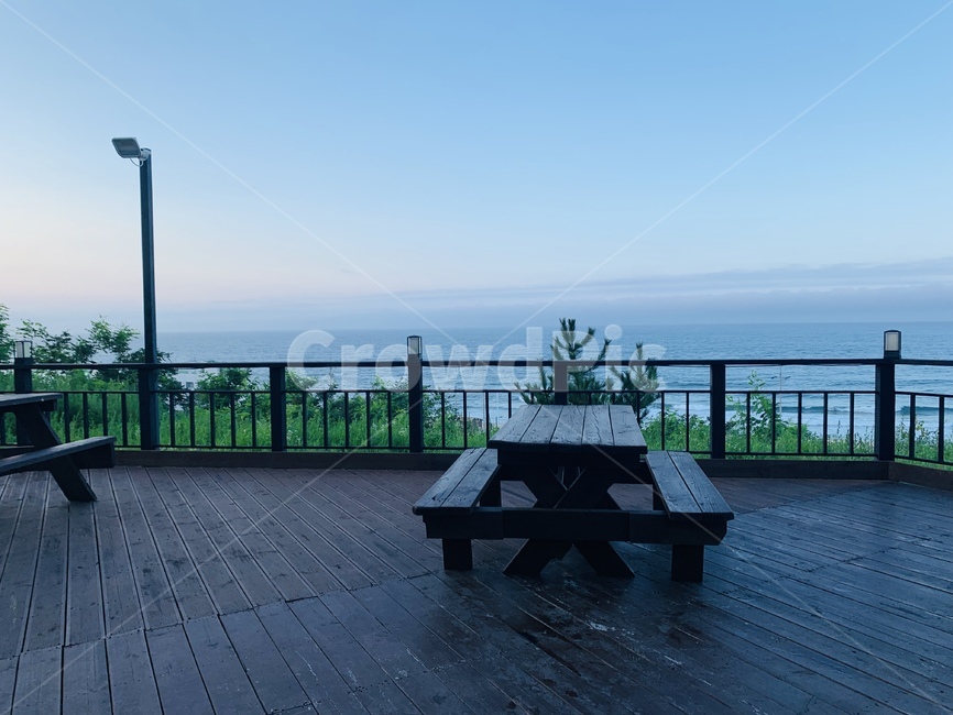 railing,banister,난간,handrail,바다,해수욕장,펜션,테라스,저녁노을,저녁,노을,하늘,파란하늘,테이블