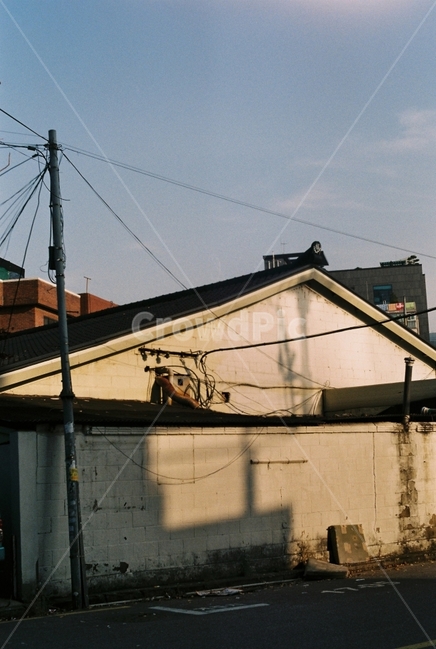 동네,건물,전봇대,서울,골목,도시,풍경,city,landscape,한국도시풍경,한국도시경관,korea cityscape,골목길,alley,감성,sensible,feeling,빈티지사진,빈티지느낌,빈티지감성,vintage
